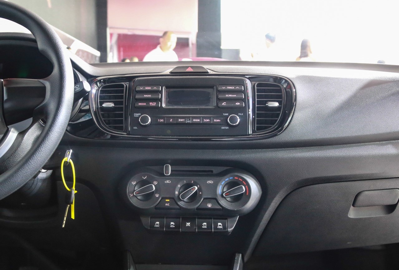 so sanh 2 phien ban Kia Soluto anh 15