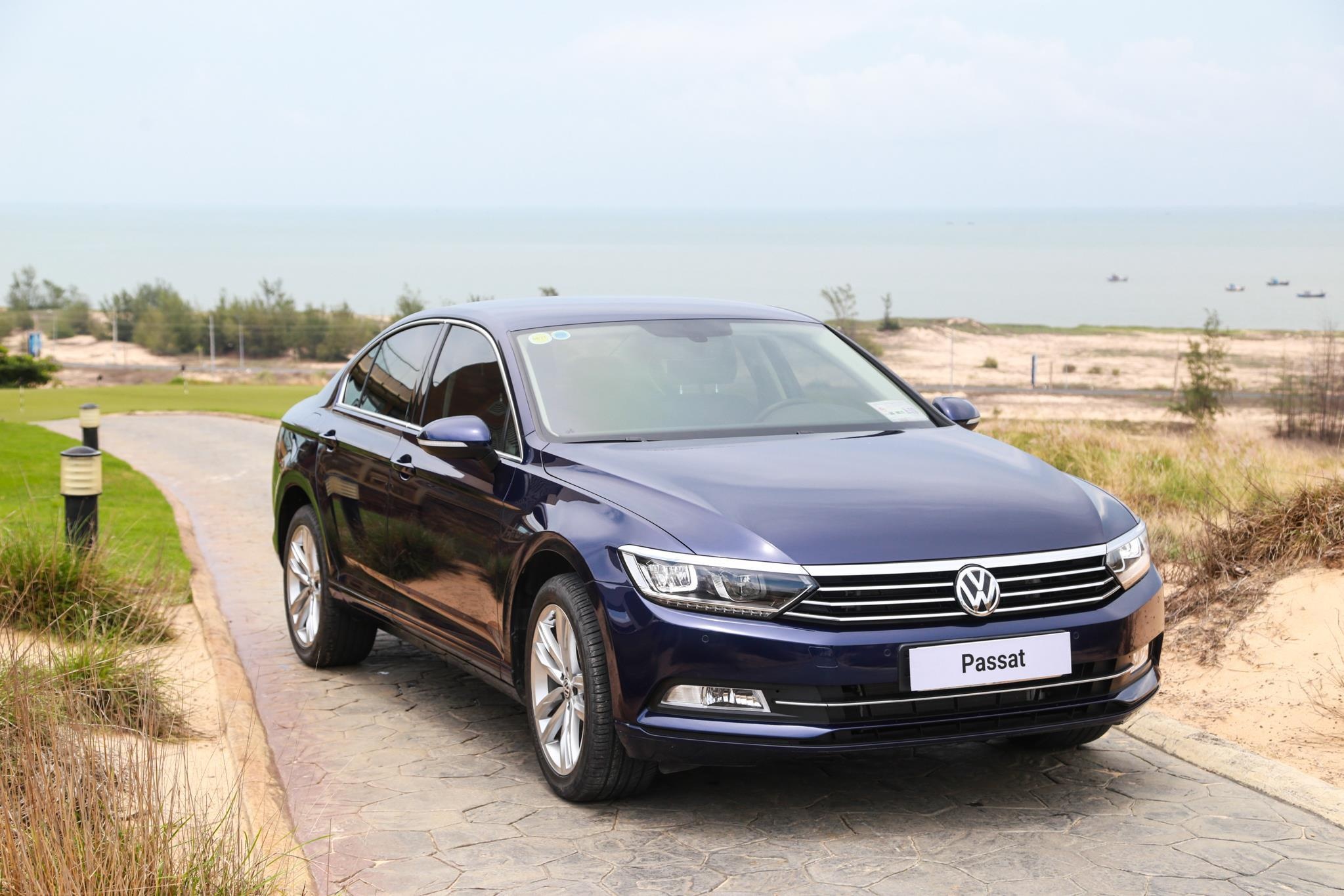 Sedan hang D cho nguoi tre, Toyota Camry hay Volkswagen Passat? hinh anh
