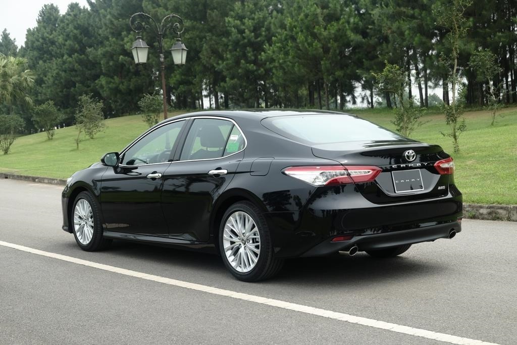 sedan hang D chon camry hay passat anh 8