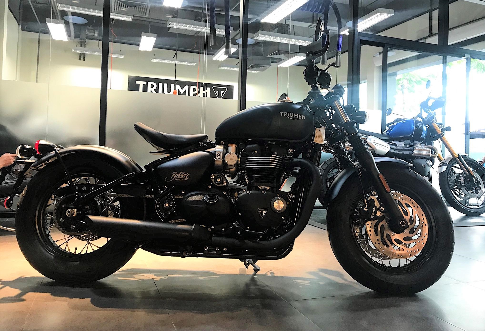 triumph bobber anh 12