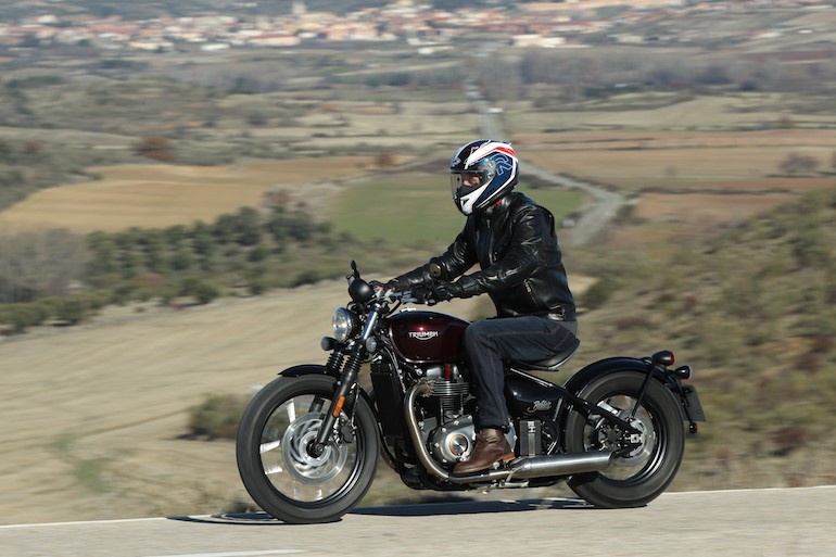 Triumph Bonneville Bobber - dang ngoi be ve, gia gan 600 trieu hinh anh