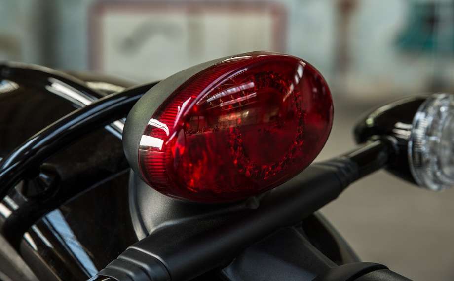 triumph bobber anh 9