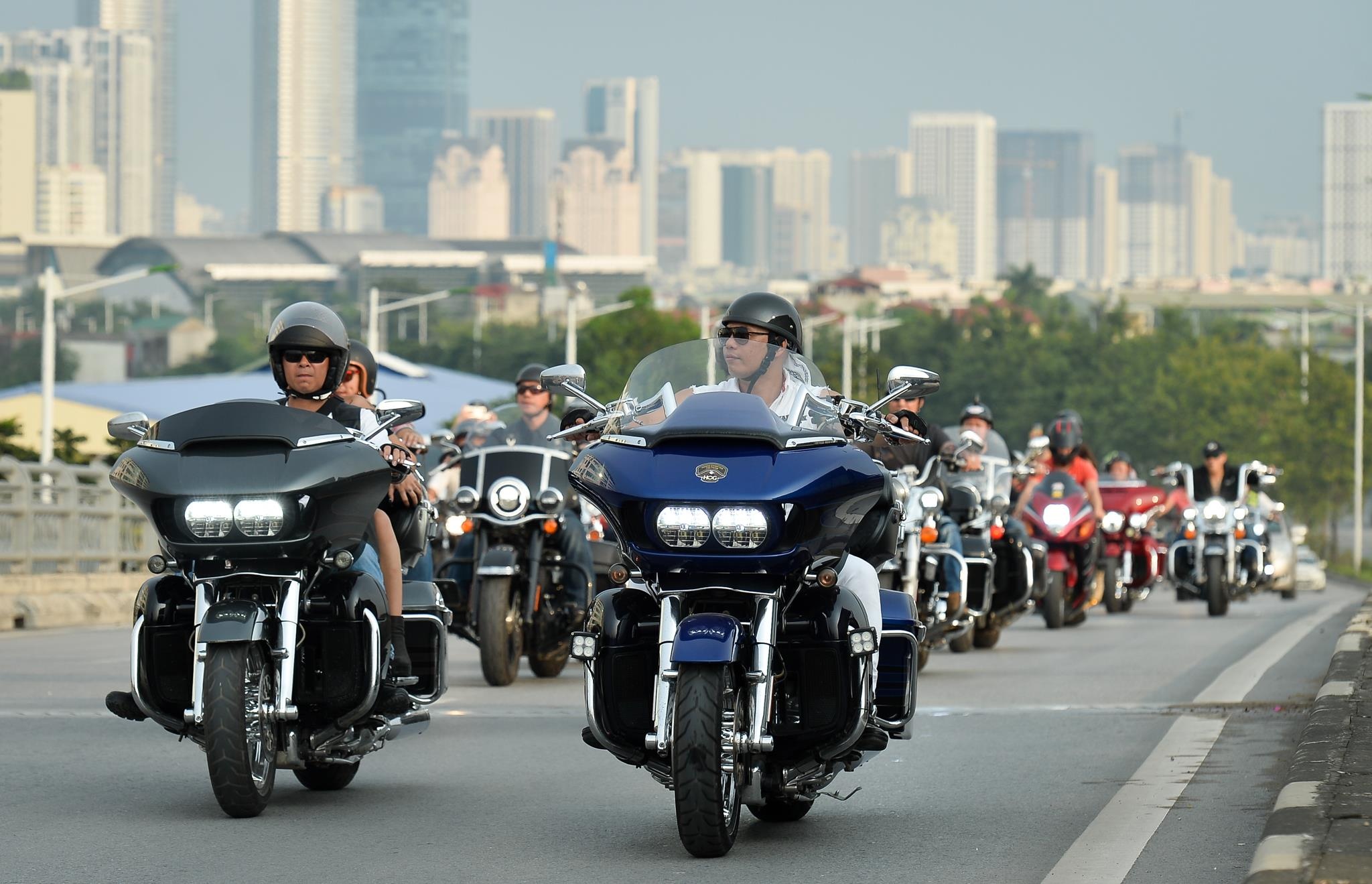 Dan xe moto khung hang tram chiec tu hop tai Ha Noi hinh anh