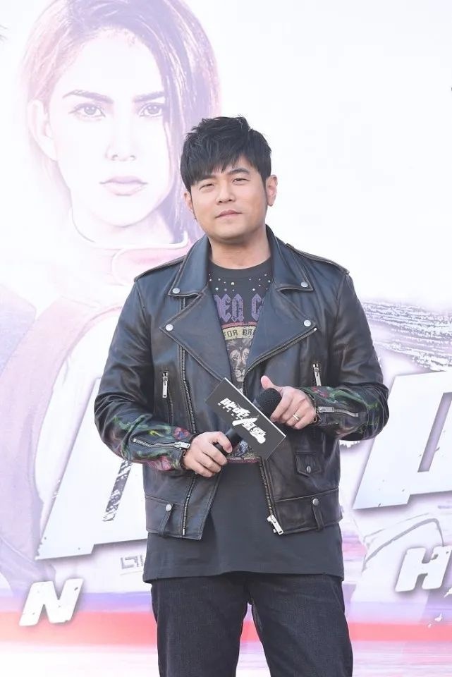 Giong hat cua Chau Kiet Luan bi che anh 1