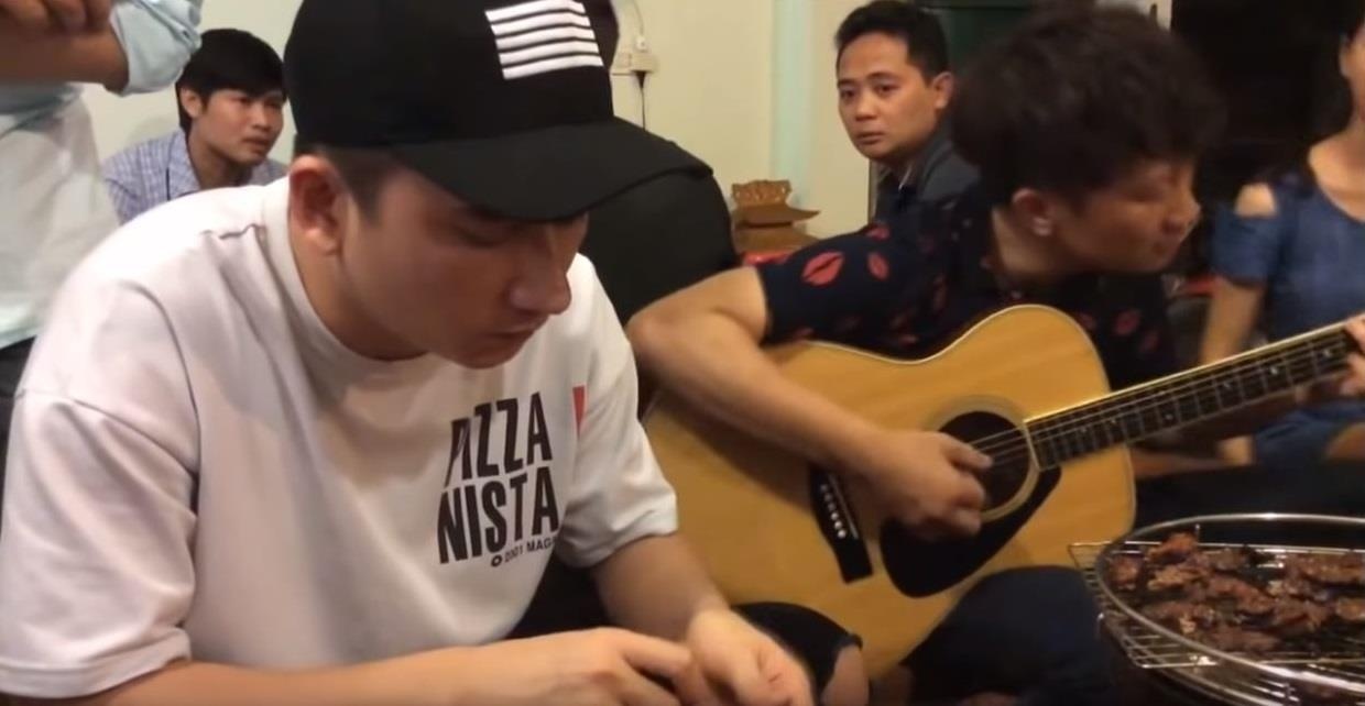 Phan Manh Quynh nga say, hat chay ben ban nhau luc chua noi tieng hinh anh