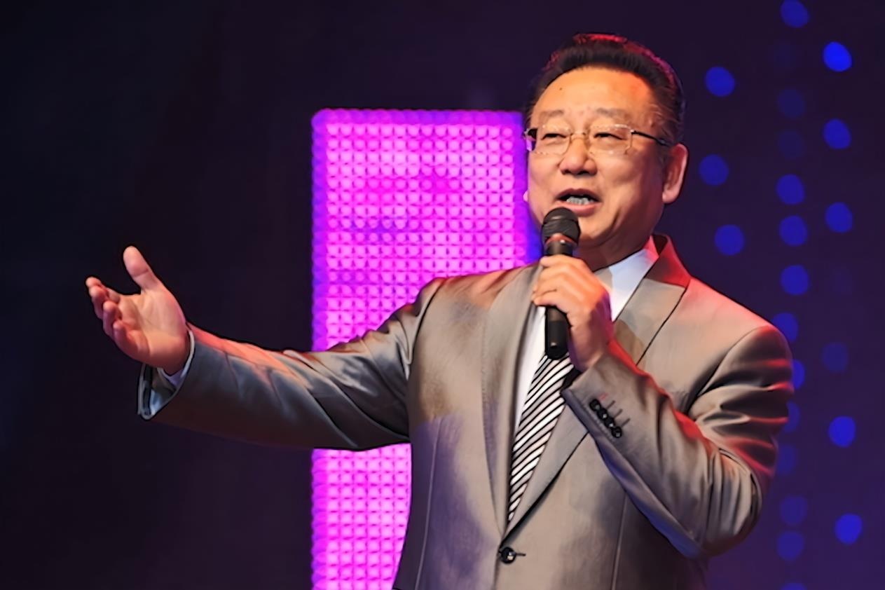 Giong ca 'Tay du ky' sau 30 nam van gay xuc dong khi hat nhac phim hinh anh