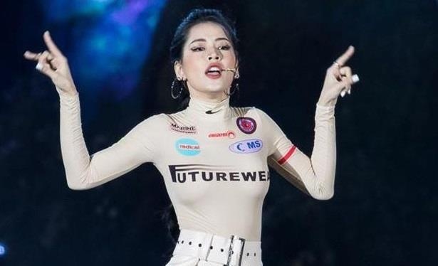 Chi Pu, Dong Nhi va nhung ca si tung bi che hat live kem gio ra sao? hinh anh