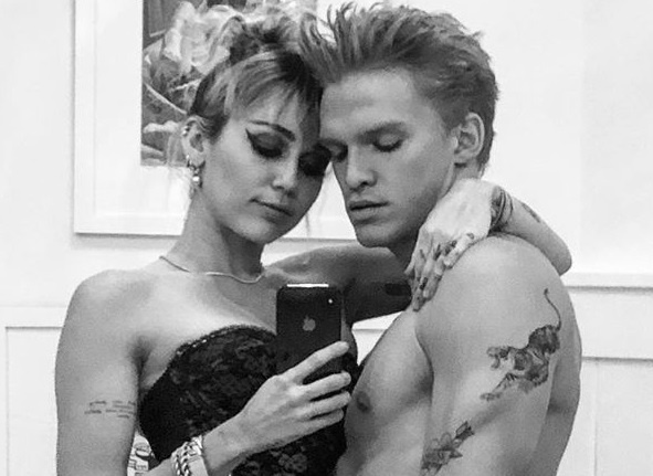 Miley Cyrus om ap ban trai kem 5 tuoi tren bien hinh anh