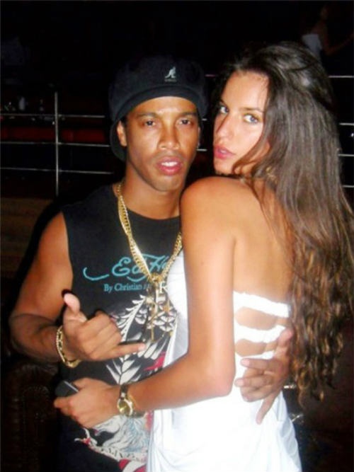 ban gai ronaldinho anh 4