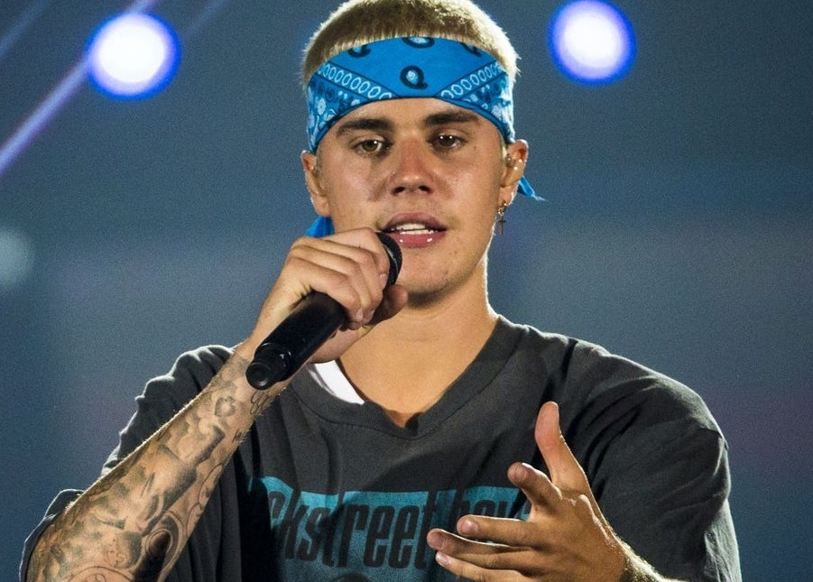Justin Bieber va giong hat live tham hoa thoi moi vao nghe hinh anh