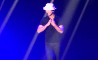 Bi Rain nghien xe ao khoe co bung 6 mui tren san khau hinh anh