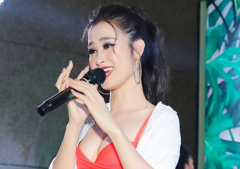 Dong Nhi hat 'Khoc' 10 nam truoc hinh anh