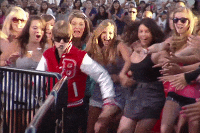 Justin Bieber thoi thao chay vi bi hang chuc co gai duoi theo hinh anh