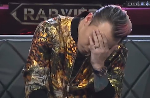 Khoanh khac Binz om dau tren ghe nong Rap Viet hinh anh