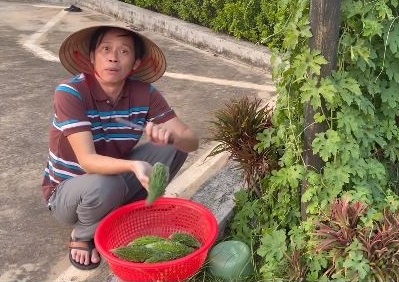 Khi Hoai Linh dien hai ngay o san khau vuon nha hinh anh