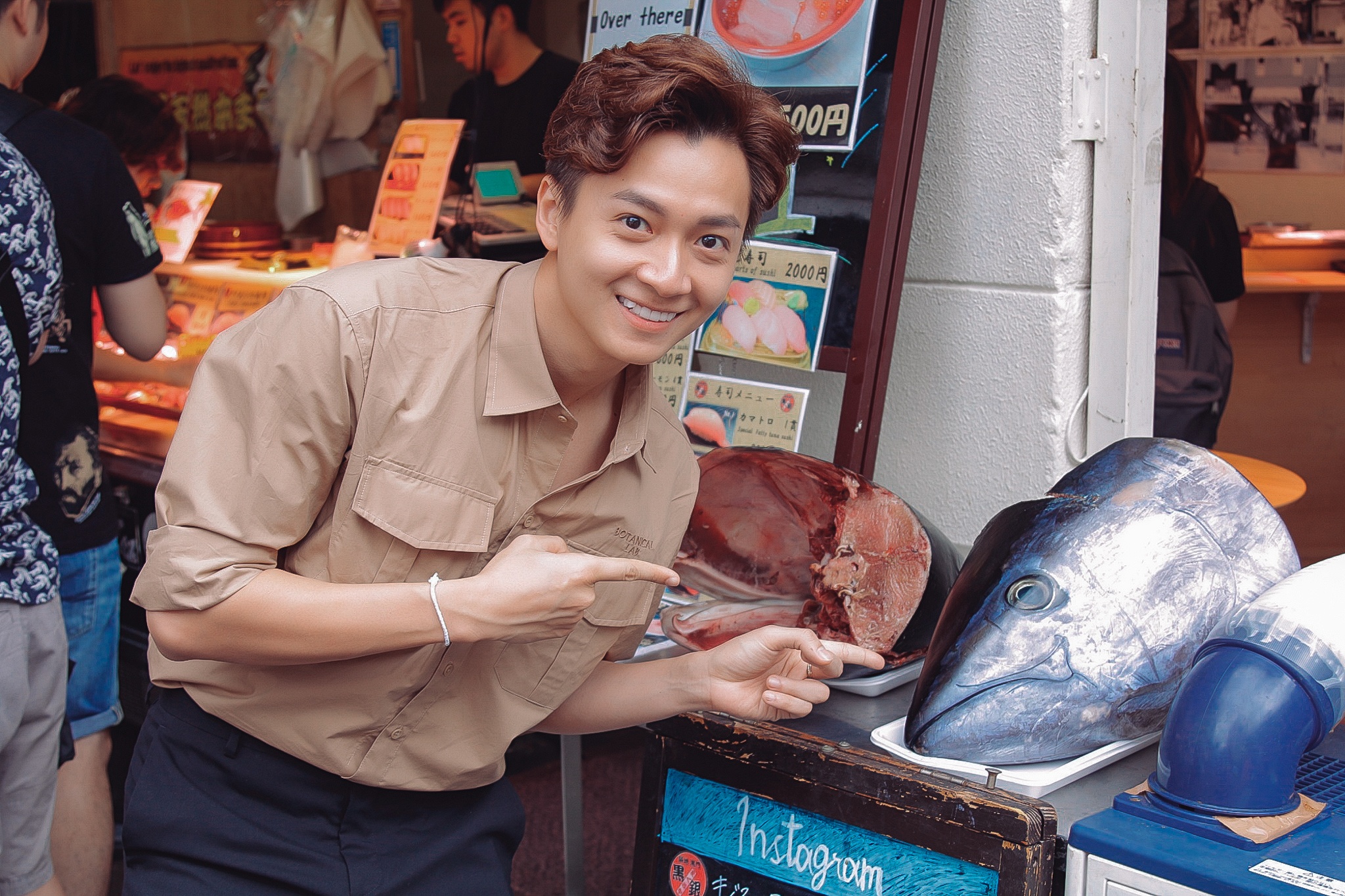 review MV Chong lai the gioi cua Ngo Kien Huy anh 1