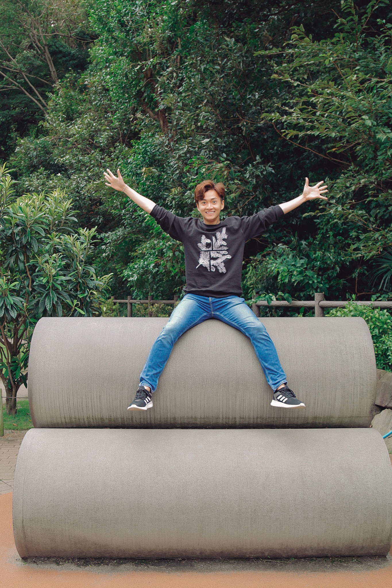 review MV Chong lai the gioi cua Ngo Kien Huy anh 3