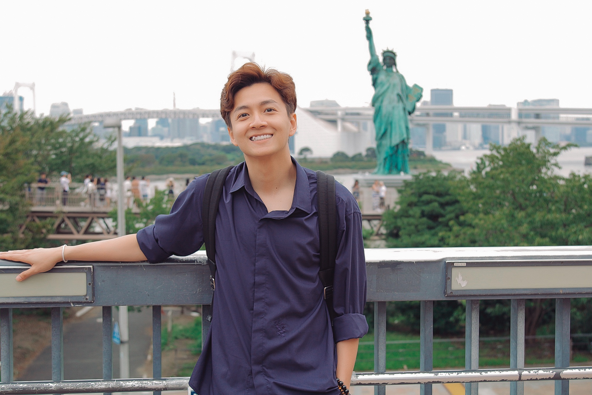 review MV Chong lai the gioi cua Ngo Kien Huy anh 4