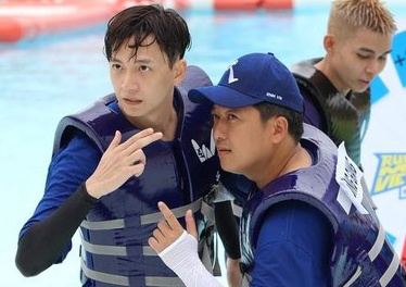 Ngo Kien Huy xe bang ten cua tat ca nguoi choi Running Man hinh anh