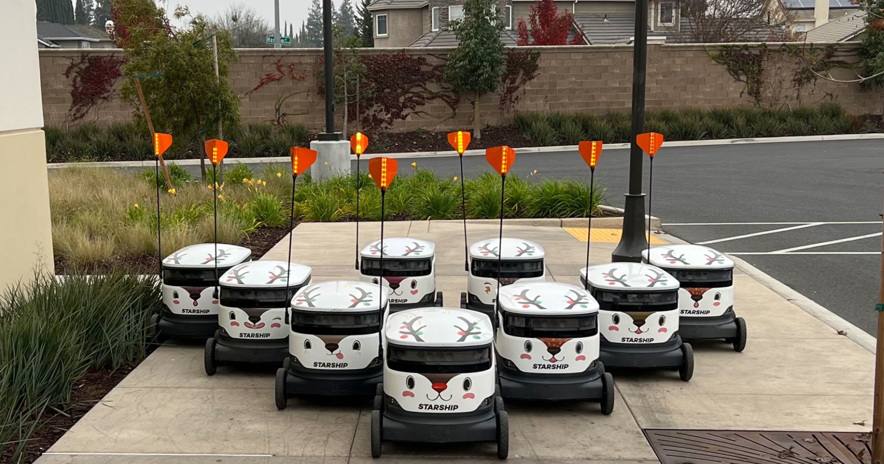 Robot thay ong gia Noel di 'phat qua' o Anh hinh anh