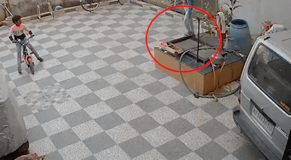 Cuu be trai roi xuong gieng sau 12 m o An Do hinh anh