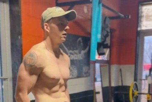 Bo uong nuoc ngot, chang trai giam 70 kg sau 9 thang hinh anh