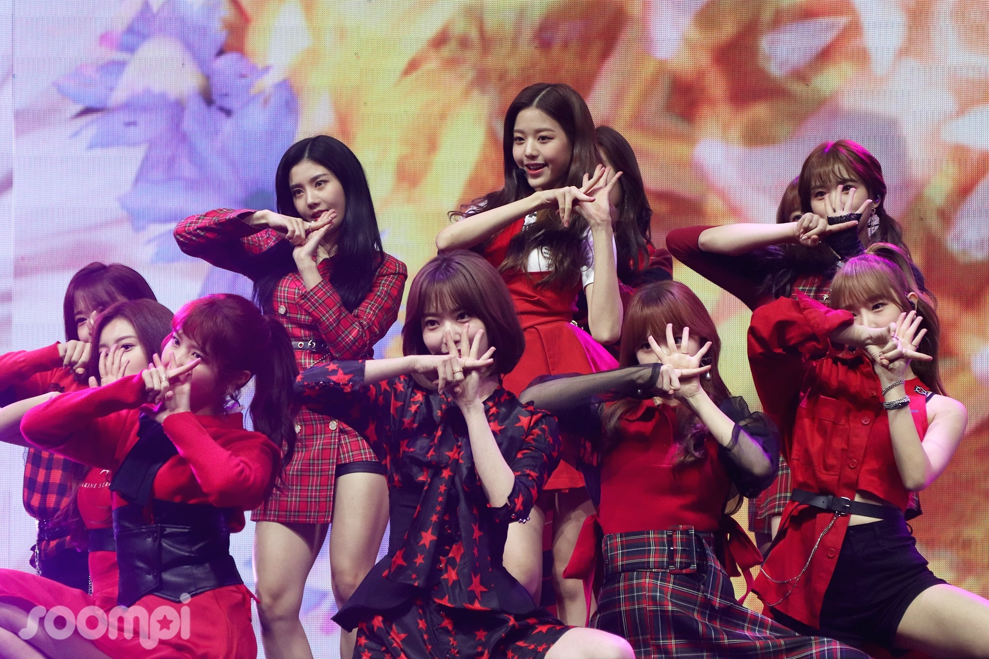 Nhom nhac 12 hot girl chao san Kpop voi thanh tich an tuong hinh anh