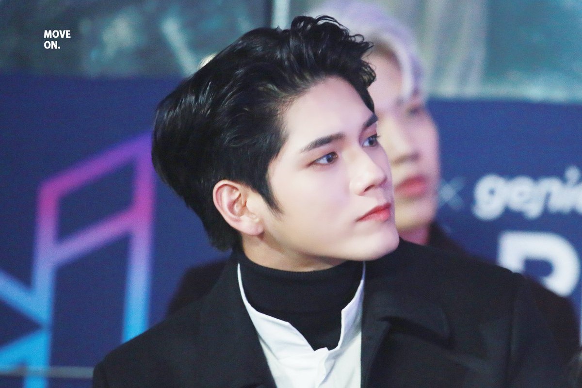 Nam than tuong Kpop duoc khen 'dep nhu hoang tu' hinh anh