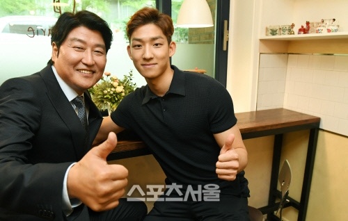 song kang ho nguoi ham mo EXO anh 1