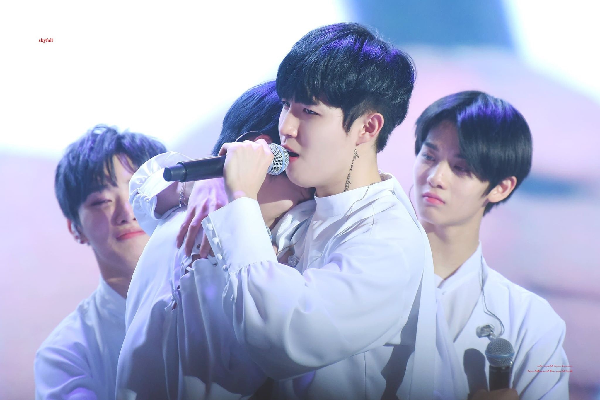 Nhieu nghe si noi tieng den xem dem nhac cuoi cung cua WANNA ONE hinh anh