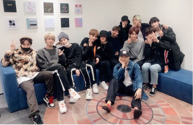 TXT duoc dan anh Jungkook (BTS) co vu khi lan dau bieu dien hinh anh