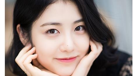 Nhan sac trong veo cua 'nu than the he moi' 21 tuoi hinh anh