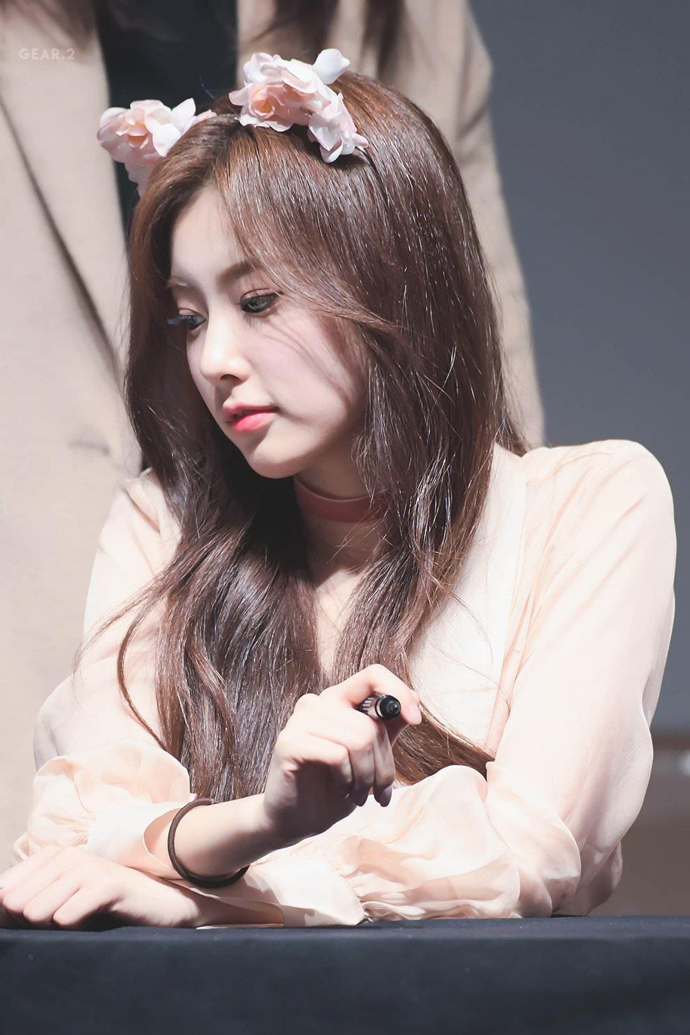 visual nhom tan binh I*ZONE anh 6