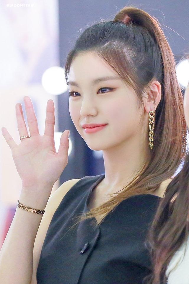 ITZY khoe ve dep hut hon tai su kien anh 8