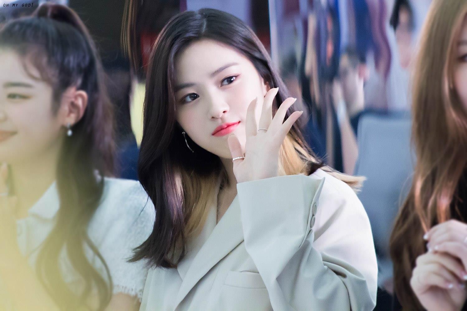 Nhom nhac 10X ITZY khoe ve dep rang ro tai su kien hinh anh