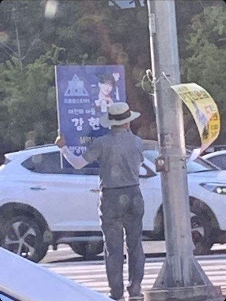 Cha cua thi sinh PDX101 cam bang keu goi binh chon cho con tren duong anh 2