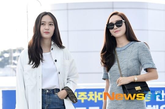 Cap chi em noi nhat nhi xu Han Jessica va Krystal sanh dieu o san bay hinh anh