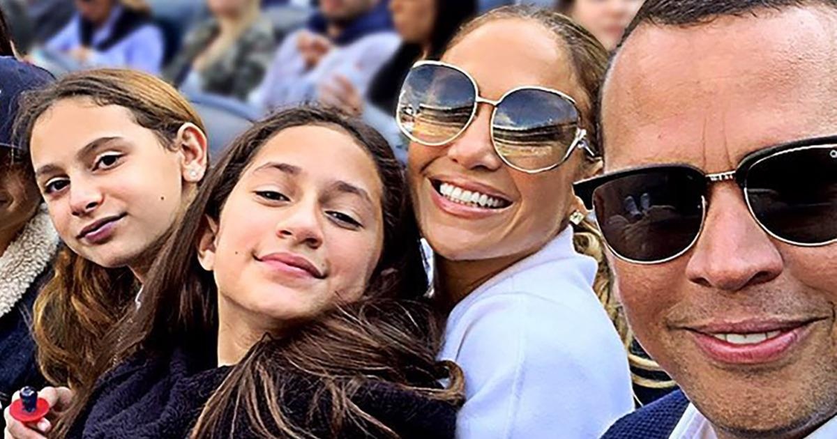 Jennifer Lopez va ban trai kem tuoi dan con di xem Ariana Grande hinh anh