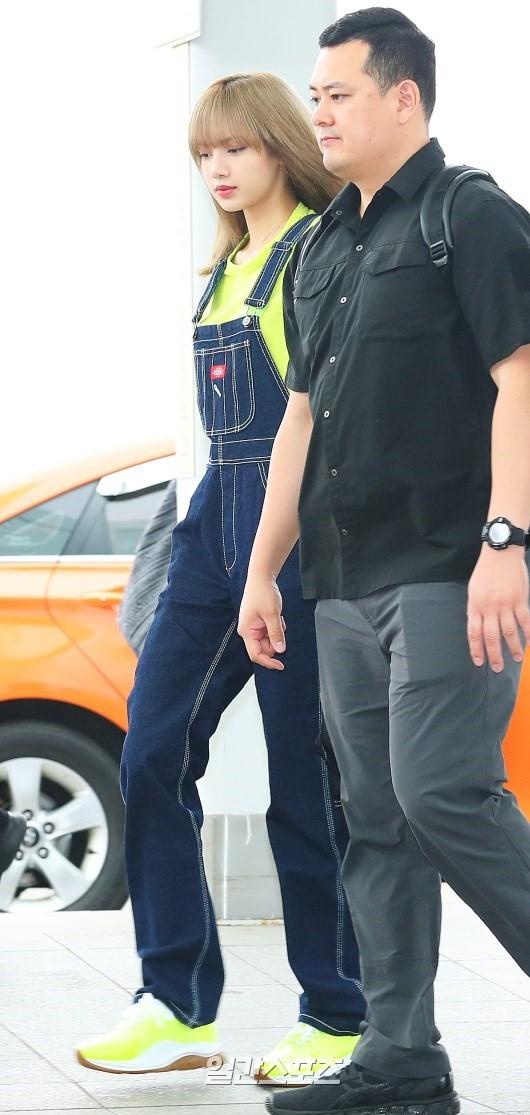 Black Pink khoe ve dep rang ngoi tai san bay anh 6