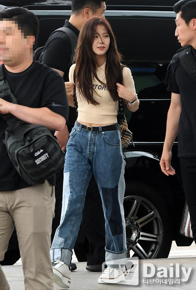 Black Pink khoe ve dep rang ngoi tai san bay anh 4