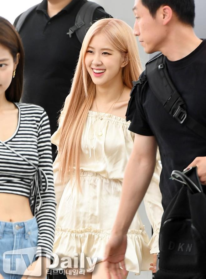 Black Pink khoe ve dep rang ngoi tai san bay anh 5