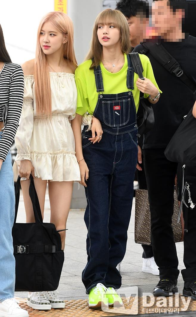 Black Pink khoe ve dep rang ngoi tai san bay anh 1