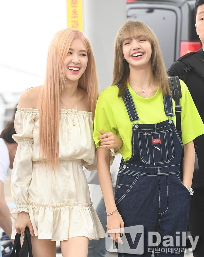 Black Pink khoe ve dep rang ngoi tai san bay anh 8