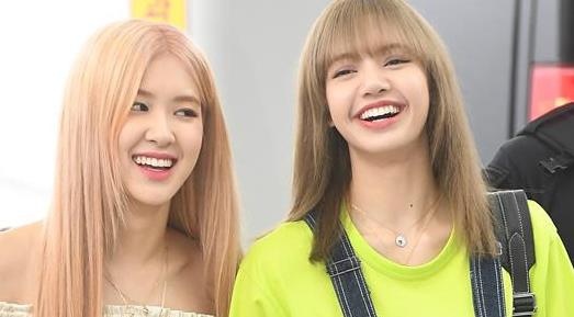 4 co gai Black Pink khoe ve dep rang ngoi tai san bay hinh anh