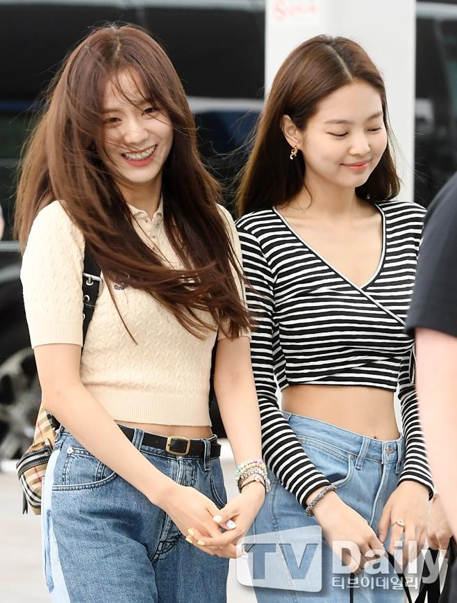 Black Pink khoe ve dep rang ngoi tai san bay anh 7