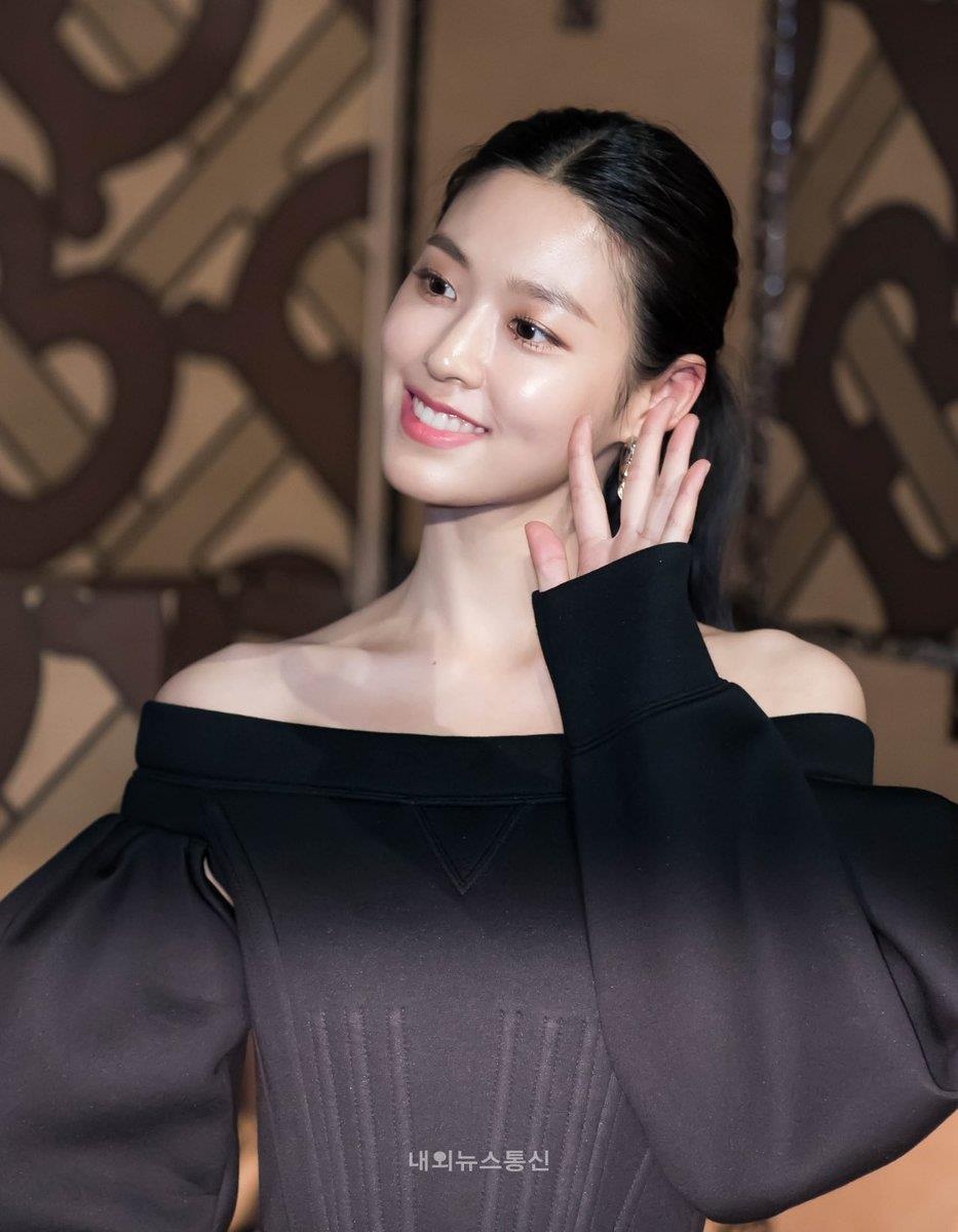 Seol Hyun (AOA) khoe vai tran goi cam,  than hinh chuan mau anh 1