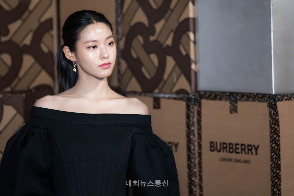 Seol Hyun (AOA) khoe vai tran goi cam,  than hinh chuan mau anh 4