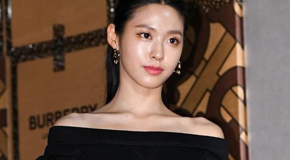 Nhan sac hang dau xu Han khoe than hinh chuan nguoi mau tai su kien hinh anh