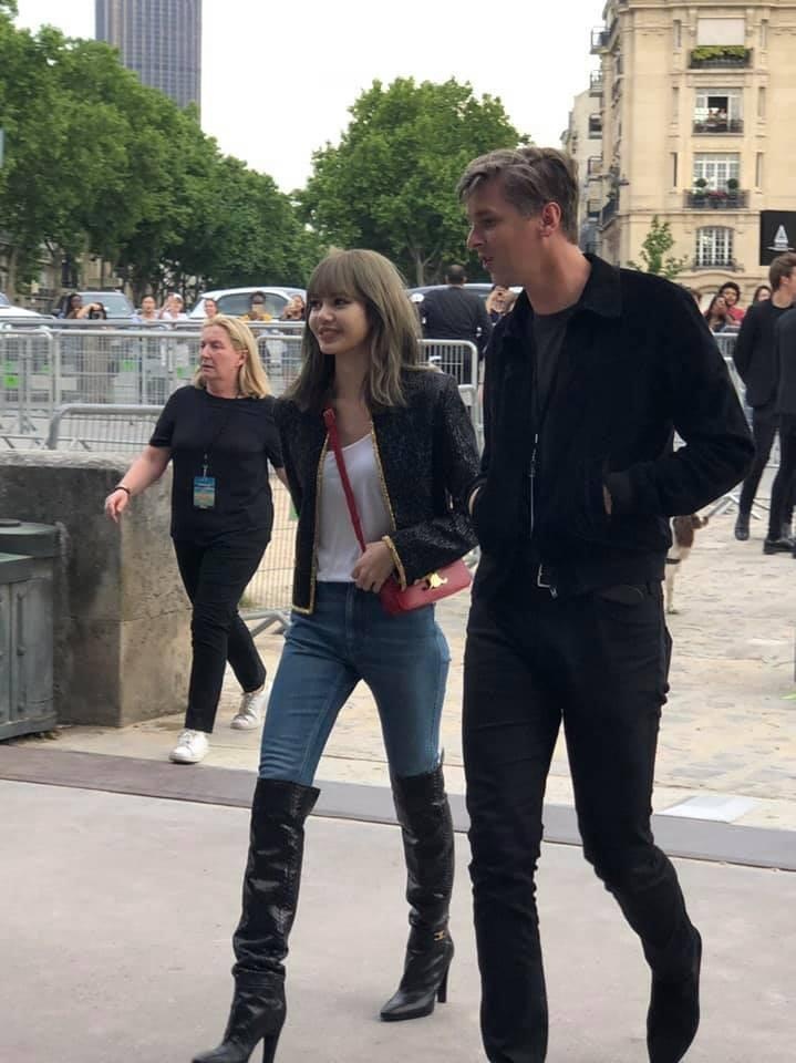 Lisa dao pho Paris anh 3