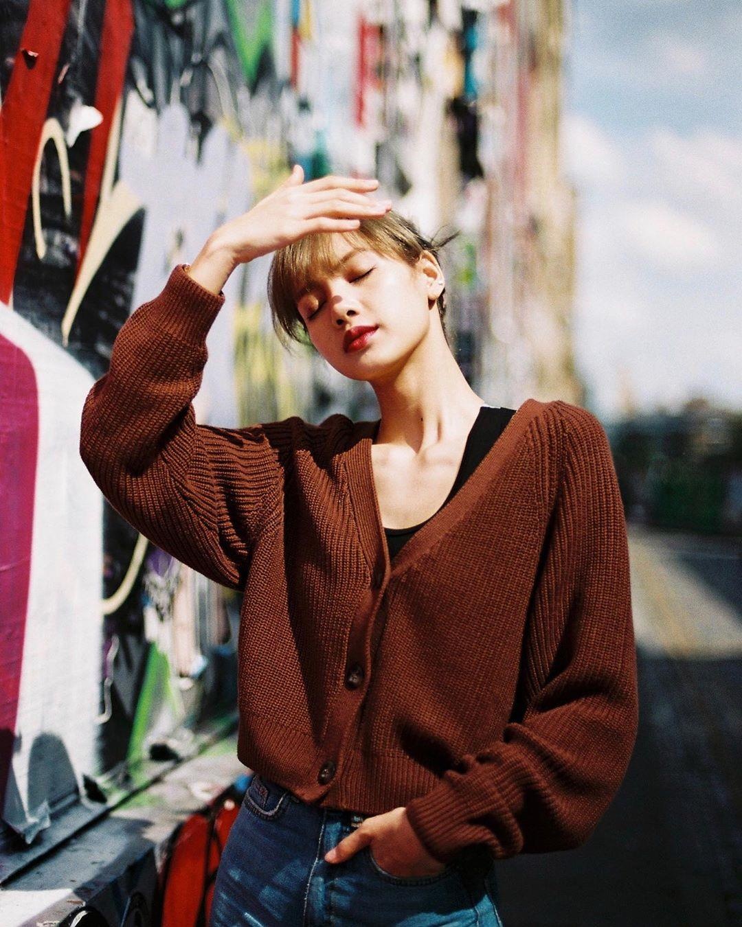 Lisa dao pho Paris anh 9